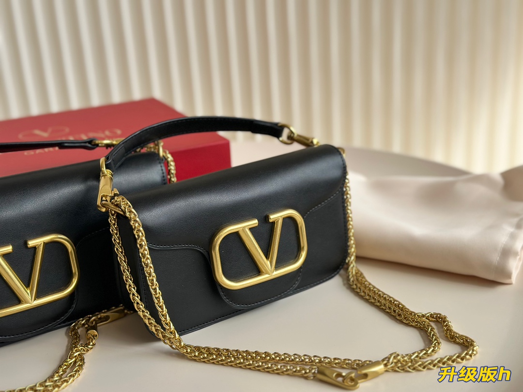 V-NO Logo shoulder bag The classic of the classic with a sense of advanced. Any collocation can be easily controlled.