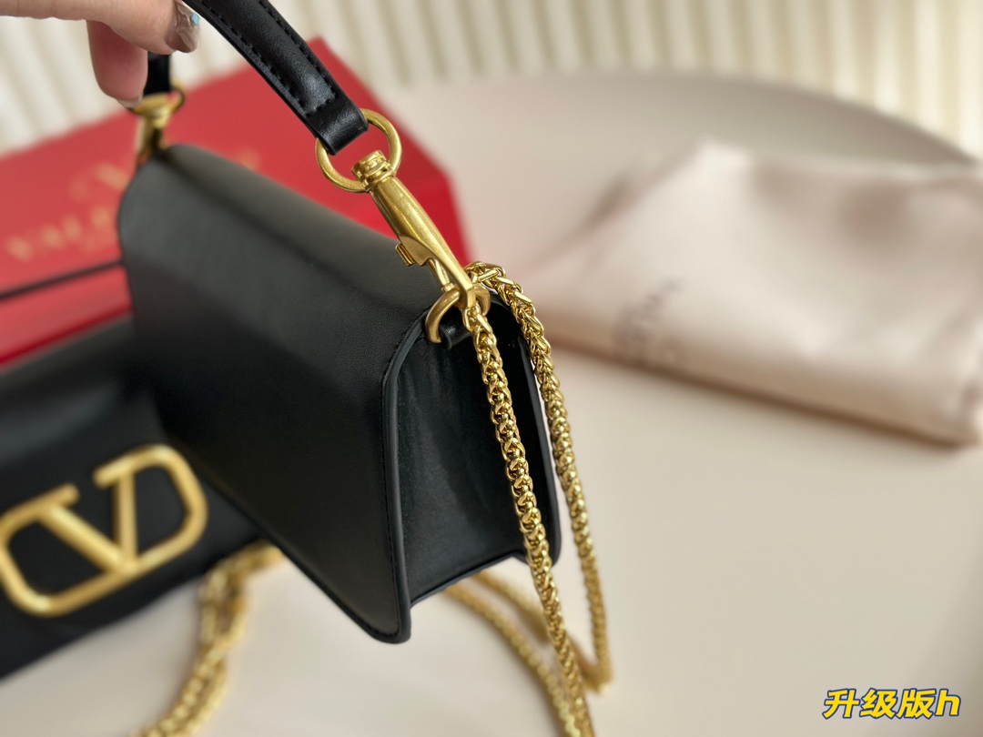 V-NO Logo shoulder bag The classic of the classic with a sense of advanced. Any collocation can be easily controlled.