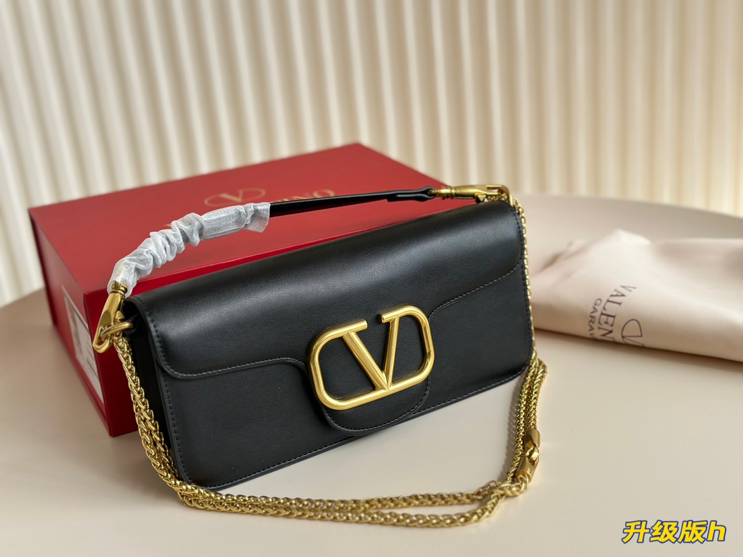 V-NO Logo shoulder bag The classic of the classic with a sense of advanced. Any collocation can be easily controlled.