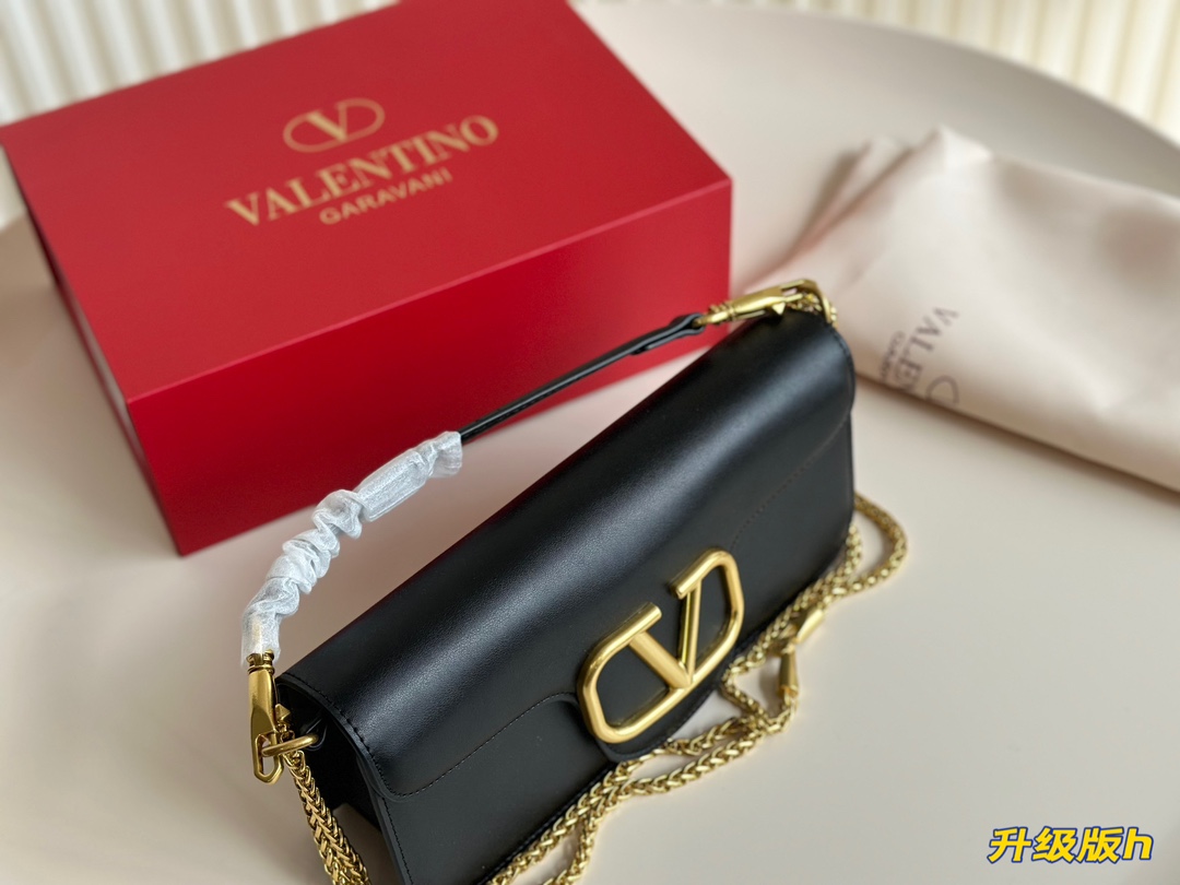 V-NO Logo shoulder bag The classic of the classic with a sense of advanced. Any collocation can be easily controlled.