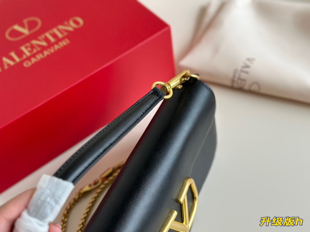 V-NO Logo shoulder bag The classic of the classic with a sense of advanced. Any collocation can be easily controlled.