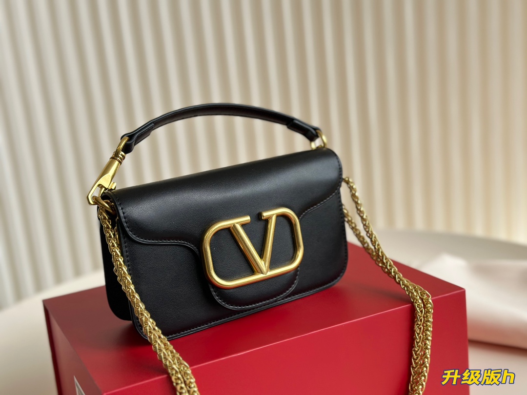 V-NO Logo shoulder bag The classic of the classic with a sense of advanced. Any collocation can be easily controlled.