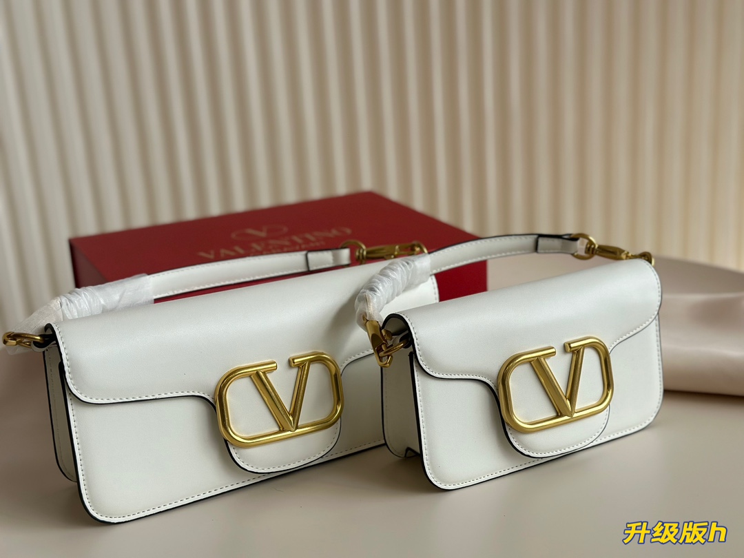 V-NO Logo shoulder bag The classic of the classic with a sense of advanced. Any collocation can be easily controlled.