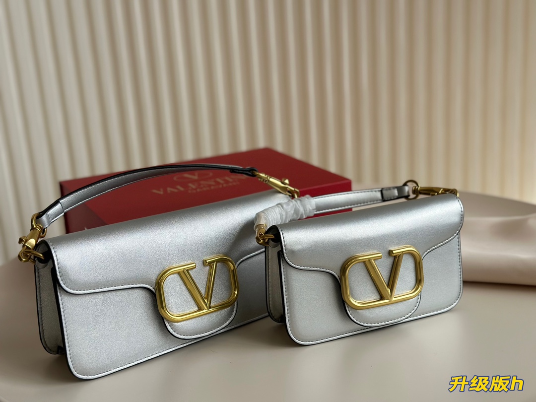 V-NO Logo shoulder bag The classic of the classic with a sense of advanced. Any collocation can be easily controlled.