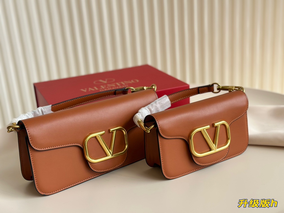 V-NO Logo shoulder bag The classic of the classic with a sense of advanced. Any collocation can be easily controlled.
