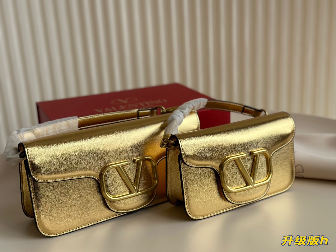 V-NO Logo shoulder bag The classic of the classic with a sense of advanced. Any collocation can be easily controlled.