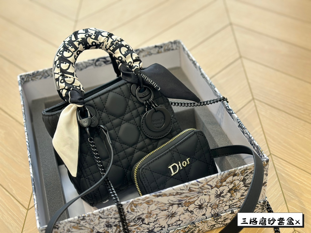 D-R 17cm frosted princess bag with unlimited repurchase. I also gave a wallet, which is very convenient.