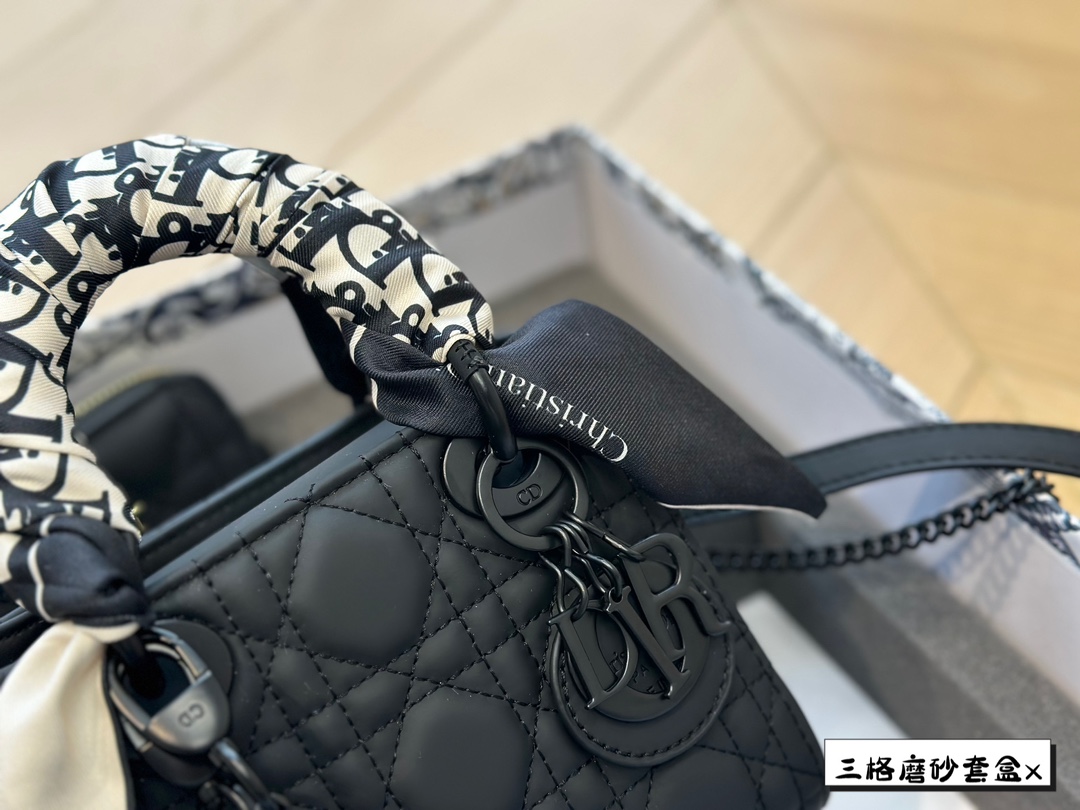 D-R 17cm frosted princess bag with unlimited repurchase. I also gave a wallet, which is very convenient.