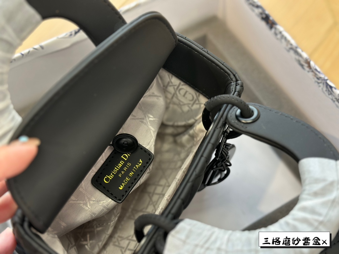 D-R 17cm frosted princess bag with unlimited repurchase. I also gave a wallet, which is very convenient.