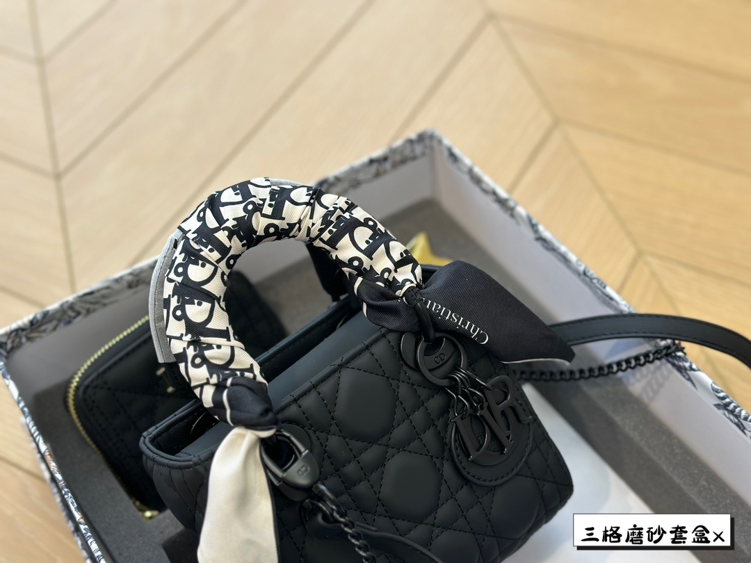 D-R 17cm frosted princess bag with unlimited repurchase. I also gave a wallet, which is very convenient.