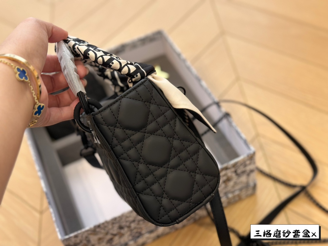 D-R 17cm frosted princess bag with unlimited repurchase. I also gave a wallet, which is very convenient.