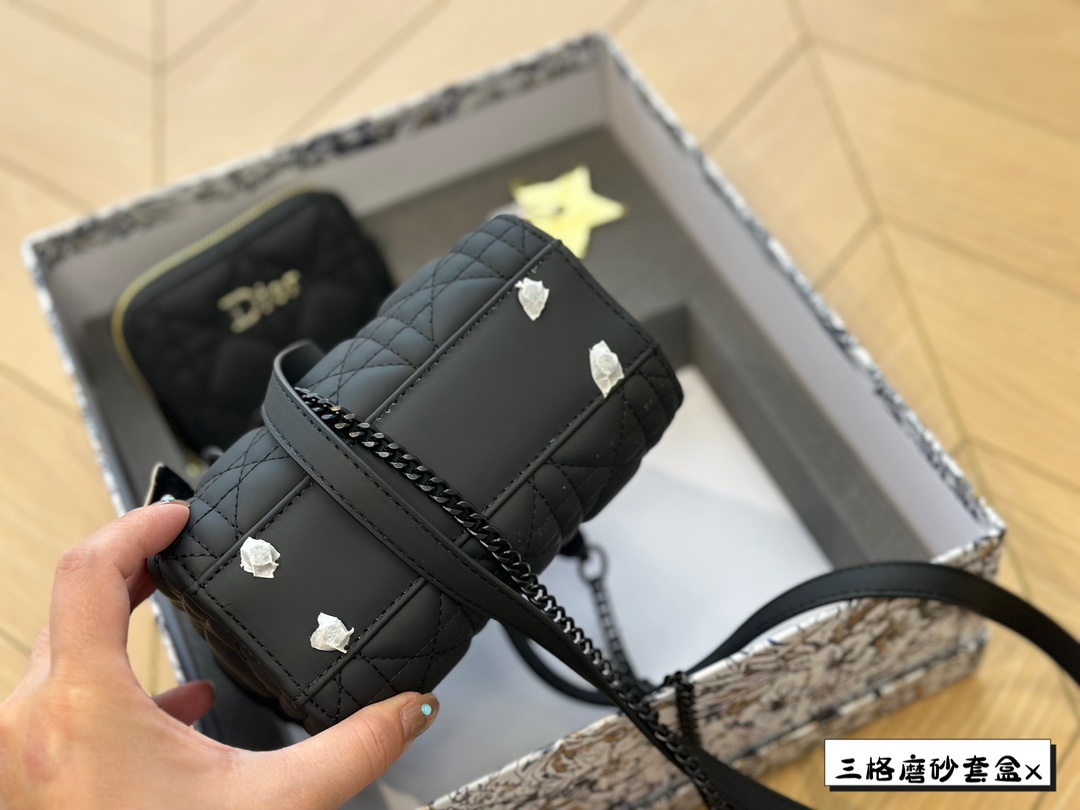 D-R 17cm frosted princess bag with unlimited repurchase. I also gave a wallet, which is very convenient.