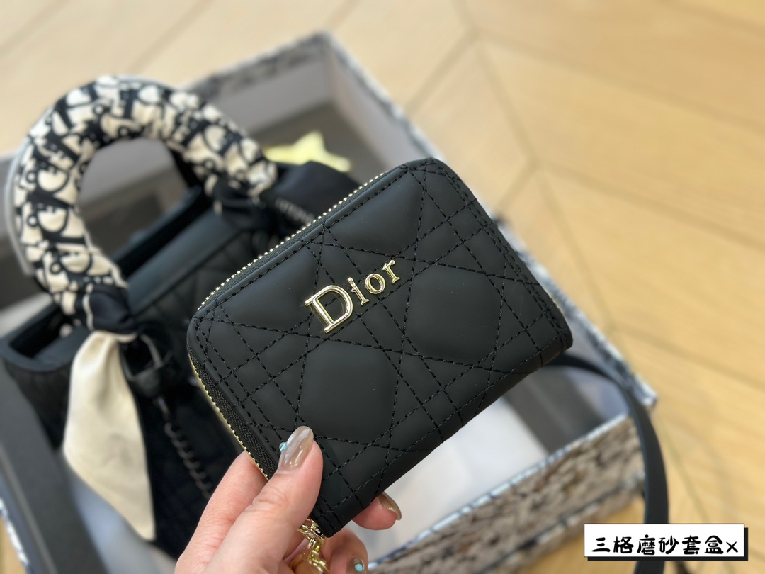 D-R 17cm frosted princess bag with unlimited repurchase. I also gave a wallet, which is very convenient.