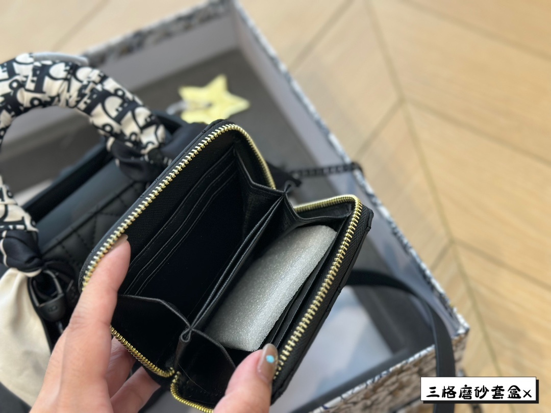 D-R 17cm frosted princess bag with unlimited repurchase. I also gave a wallet, which is very convenient.