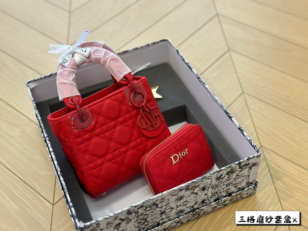 D-R 17cm frosted princess bag with unlimited repurchase. I also gave a wallet, which is very convenient.