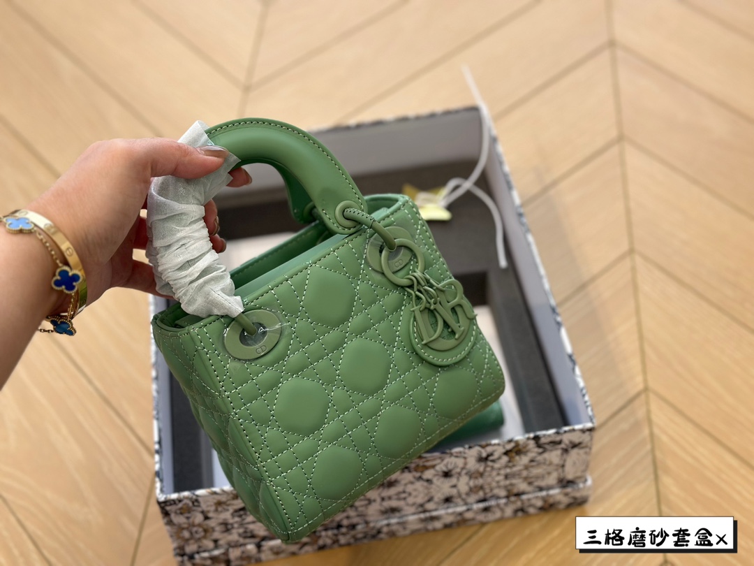 D-R 17cm frosted princess bag with unlimited repurchase. I also gave a wallet, which is very convenient.