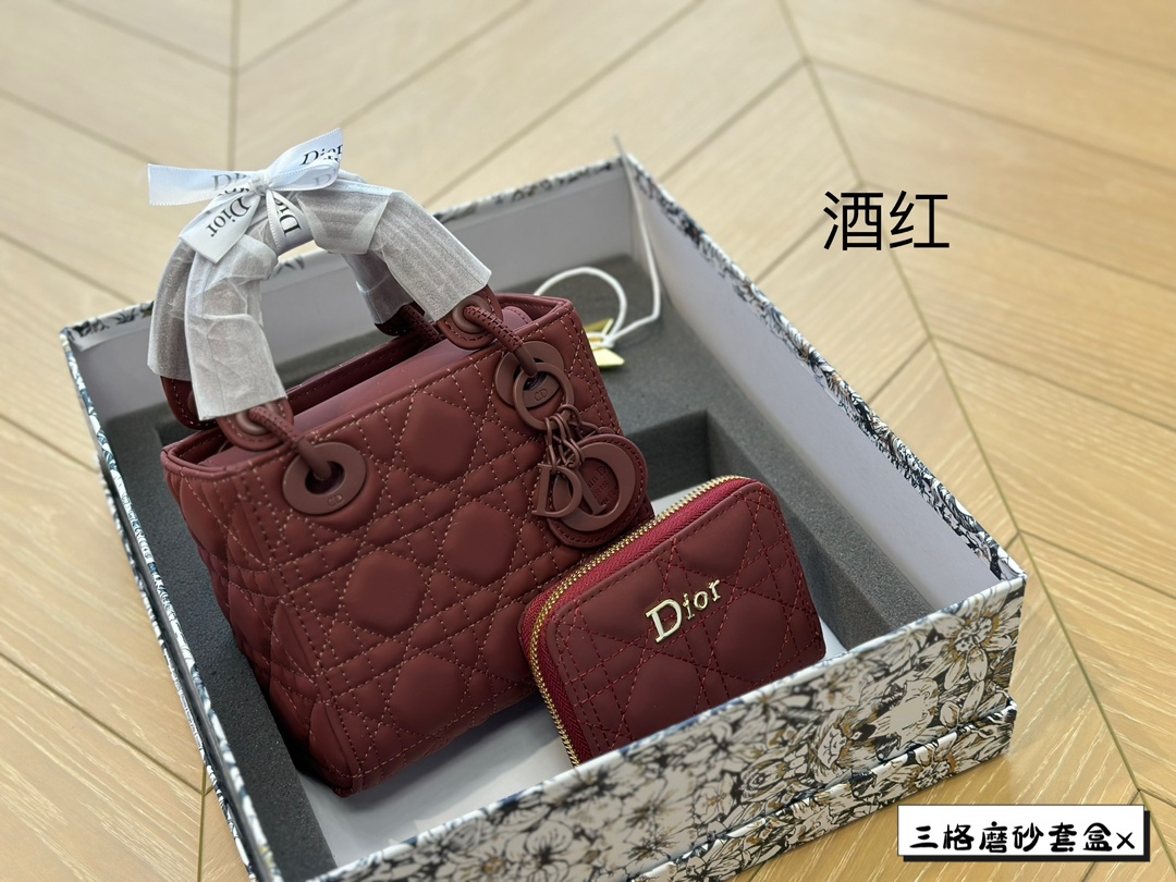 D-R 17cm frosted princess bag with unlimited repurchase. I also gave a wallet, which is very convenient.