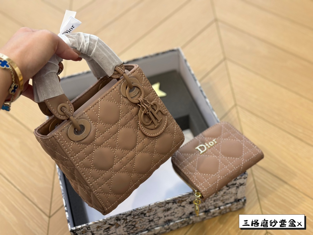 D-R 17cm frosted princess bag with unlimited repurchase. I also gave a wallet, which is very convenient.