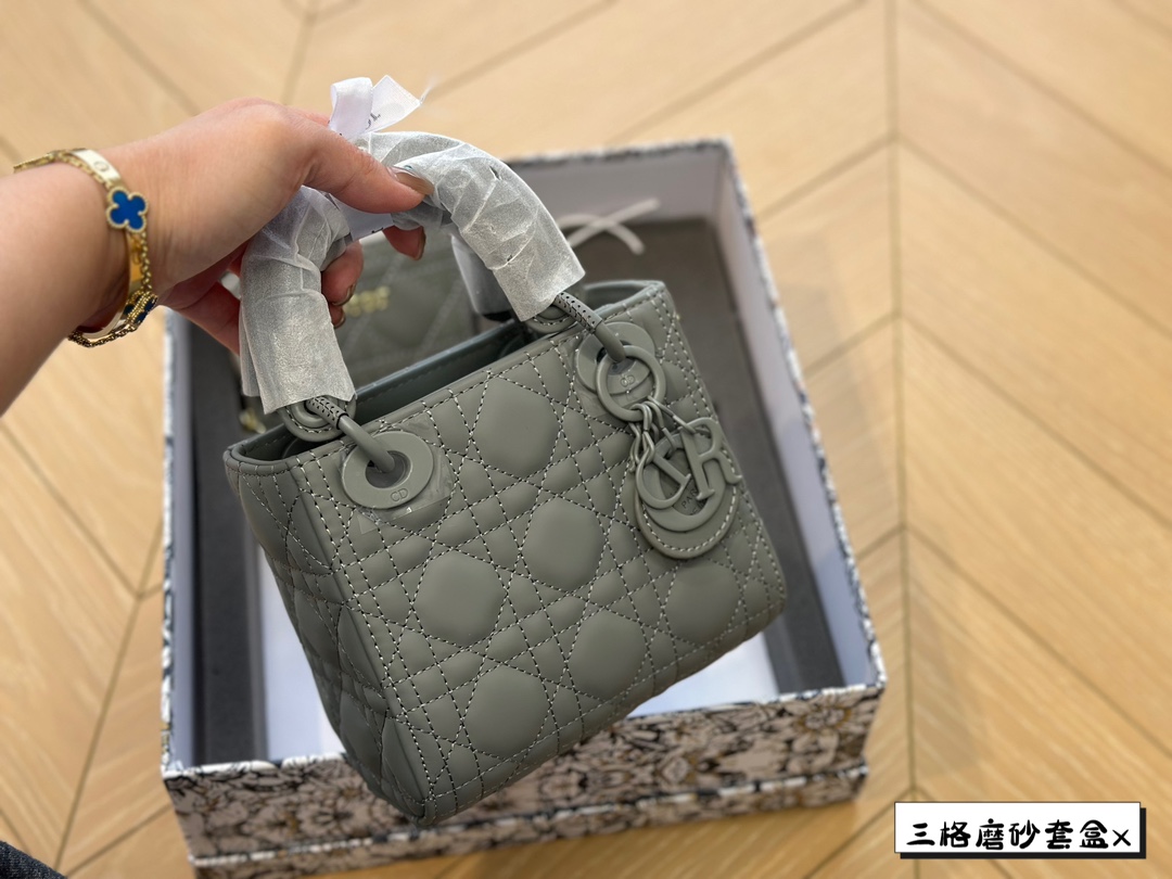 D-R 17cm frosted princess bag with unlimited repurchase. I also gave a wallet, which is very convenient.