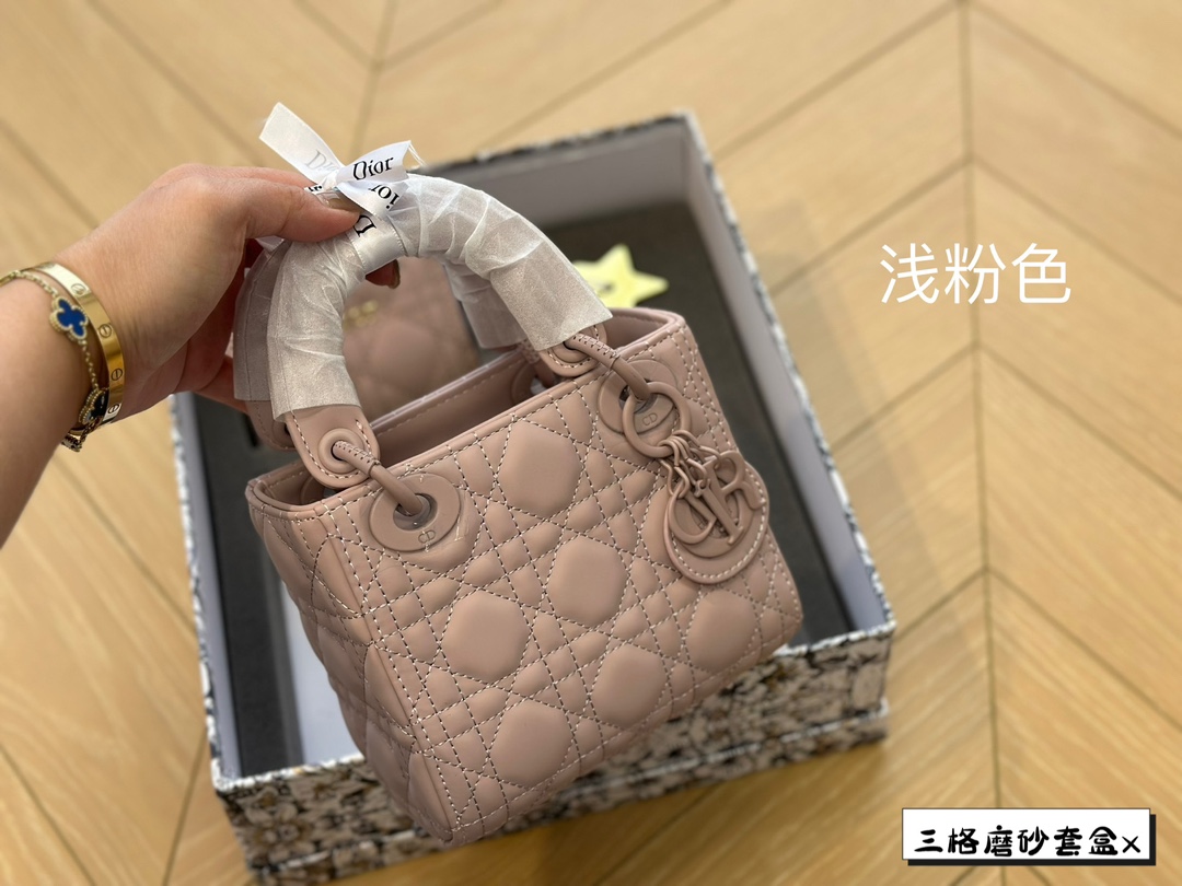 D-R 17cm frosted princess bag with unlimited repurchase. I also gave a wallet, which is very convenient.