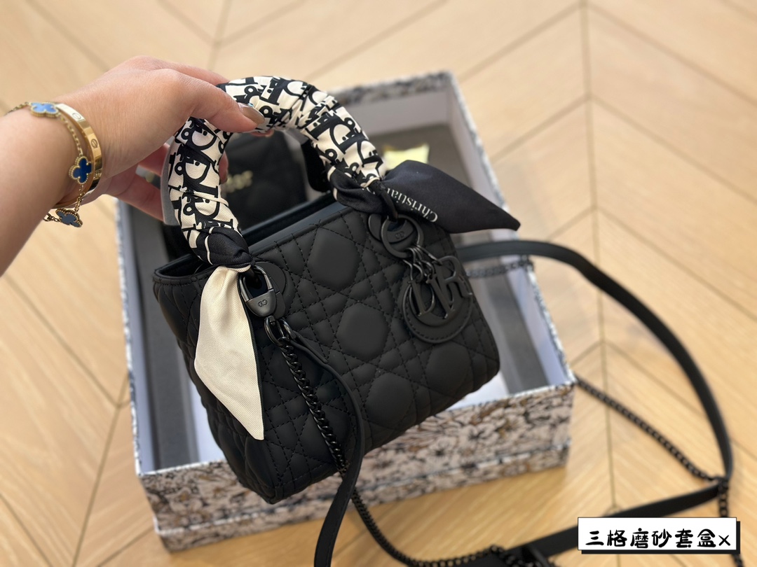 D-R 17cm frosted princess bag with unlimited repurchase. I also gave a wallet, which is very convenient.