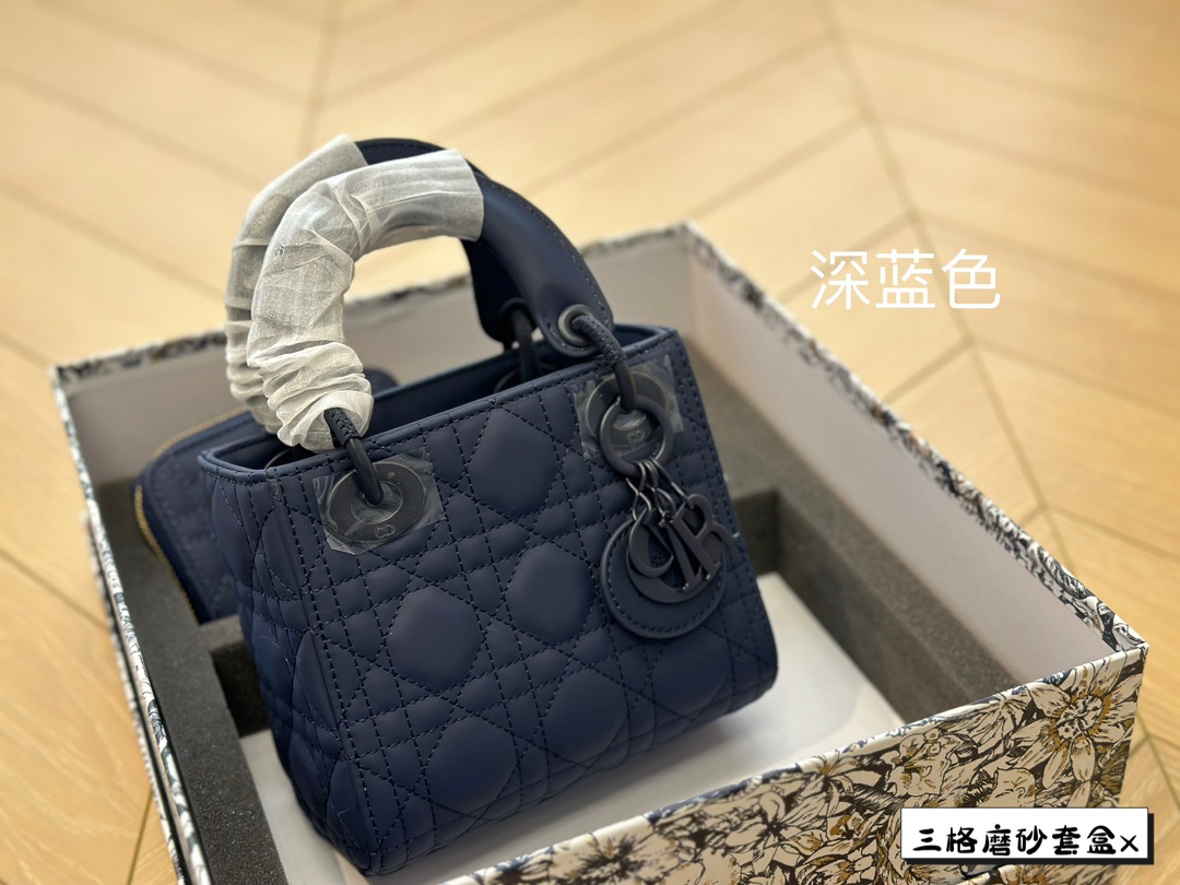 D-R 17cm frosted princess bag with unlimited repurchase. I also gave a wallet, which is very convenient.