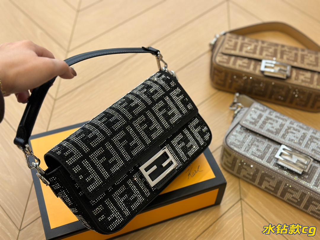 F-I The baguette bag is medium, and I felt that it hit me at first sight. Plus the medium size has a long shoulder strap, which is very practical.