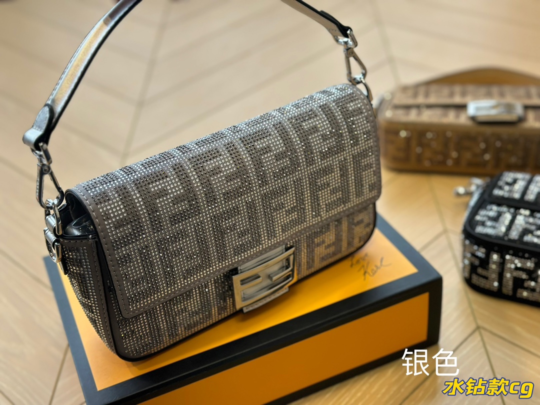 F-I The baguette bag is medium, and I felt that it hit me at first sight. Plus the medium size has a long shoulder strap, which is very practical.