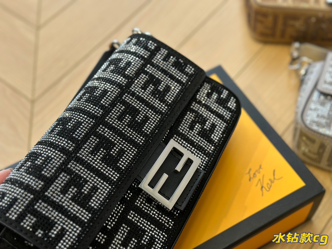 F-I The baguette bag is medium, and I felt that it hit me at first sight. Plus the medium size has a long shoulder strap, which is very practical.