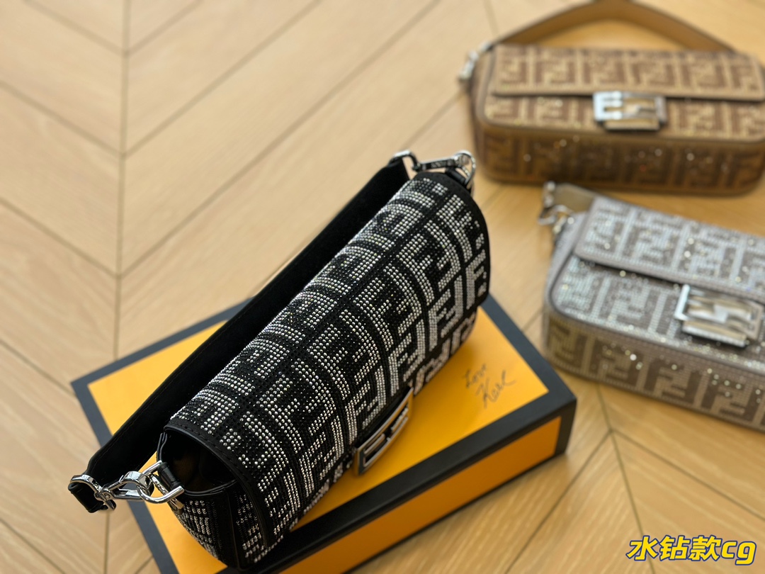 F-I The baguette bag is medium, and I felt that it hit me at first sight. Plus the medium size has a long shoulder strap, which is very practical.