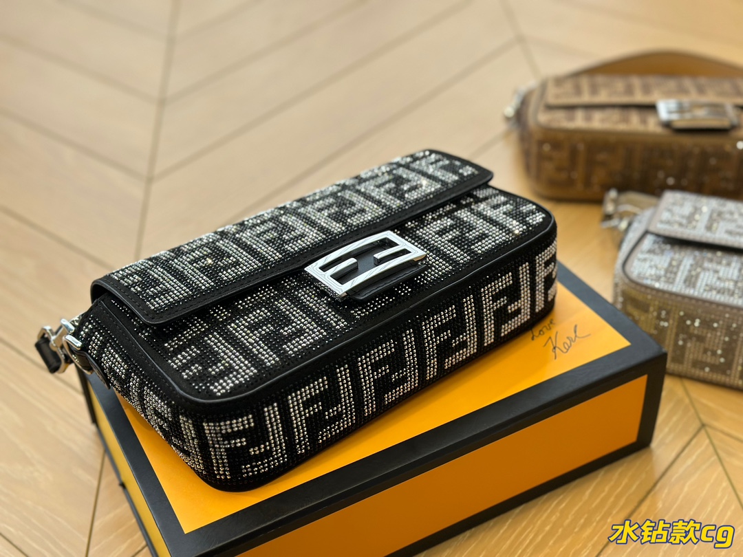 F-I The baguette bag is medium, and I felt that it hit me at first sight. Plus the medium size has a long shoulder strap, which is very practical.