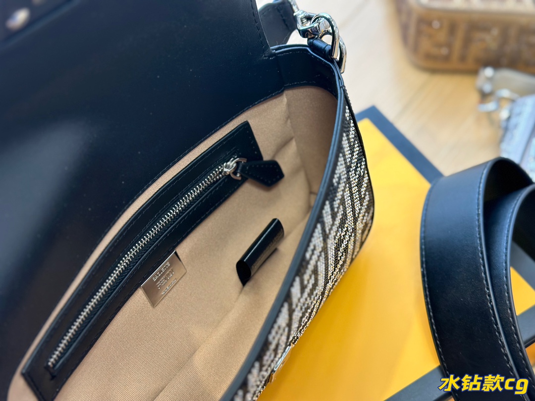 F-I The baguette bag is medium, and I felt that it hit me at first sight. Plus the medium size has a long shoulder strap, which is very practical.