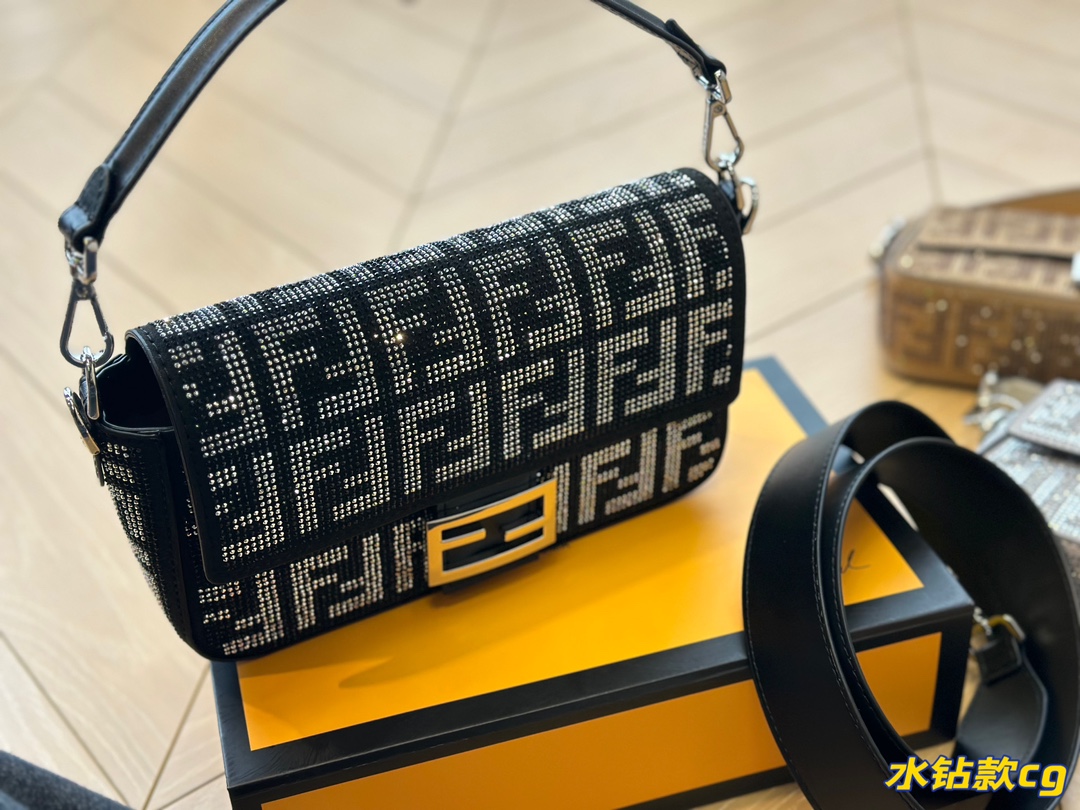 F-I The baguette bag is medium, and I felt that it hit me at first sight. Plus the medium size has a long shoulder strap, which is very practical.