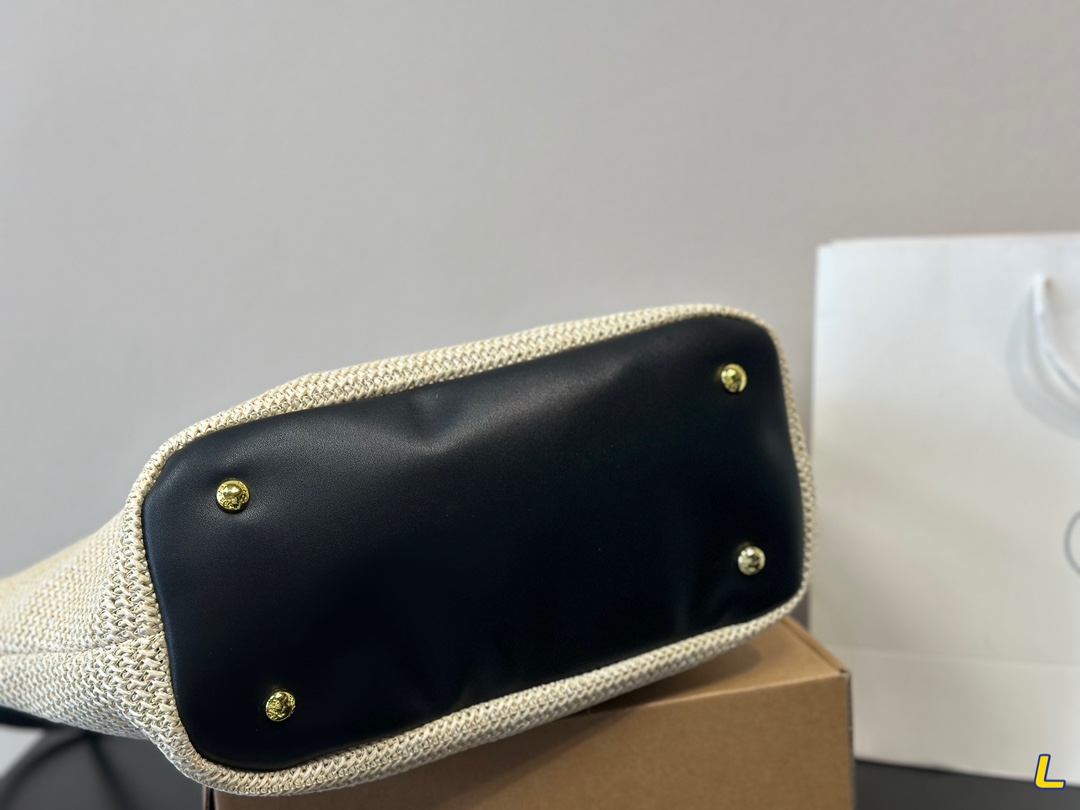 P-A There are so many hand-woven styles of Lafite this year, each with its own characteristics. This time, summer has come innocently.