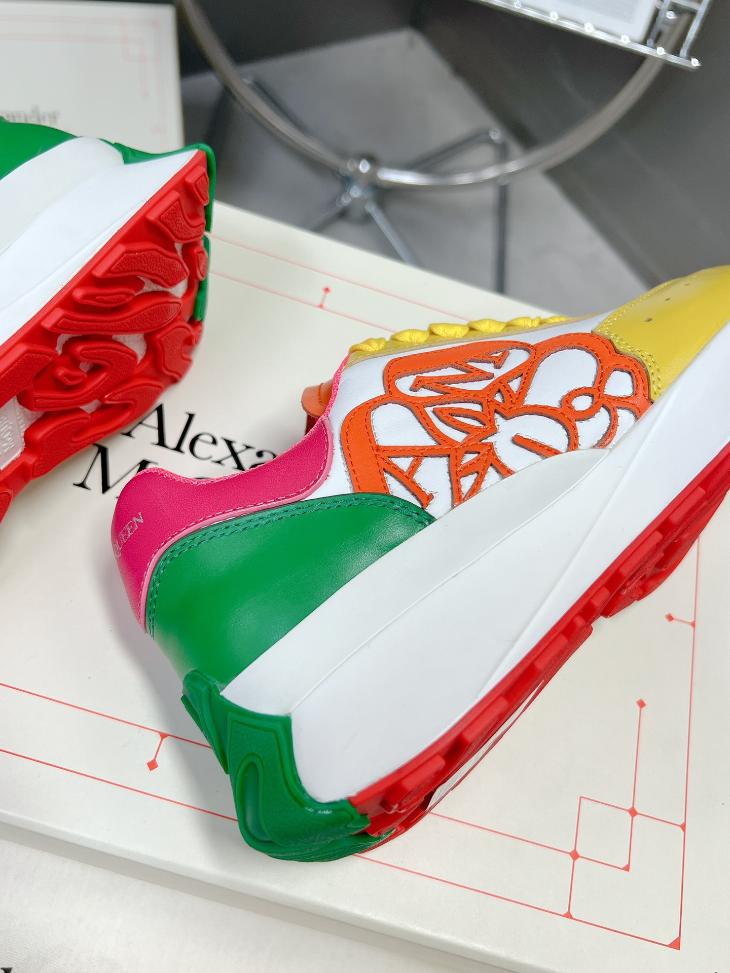 A-W The side of the new color matching shoes is decorated with the stylish personality letter seal Logo combined with carved logo, with sheepskin and cowhide padding inside.