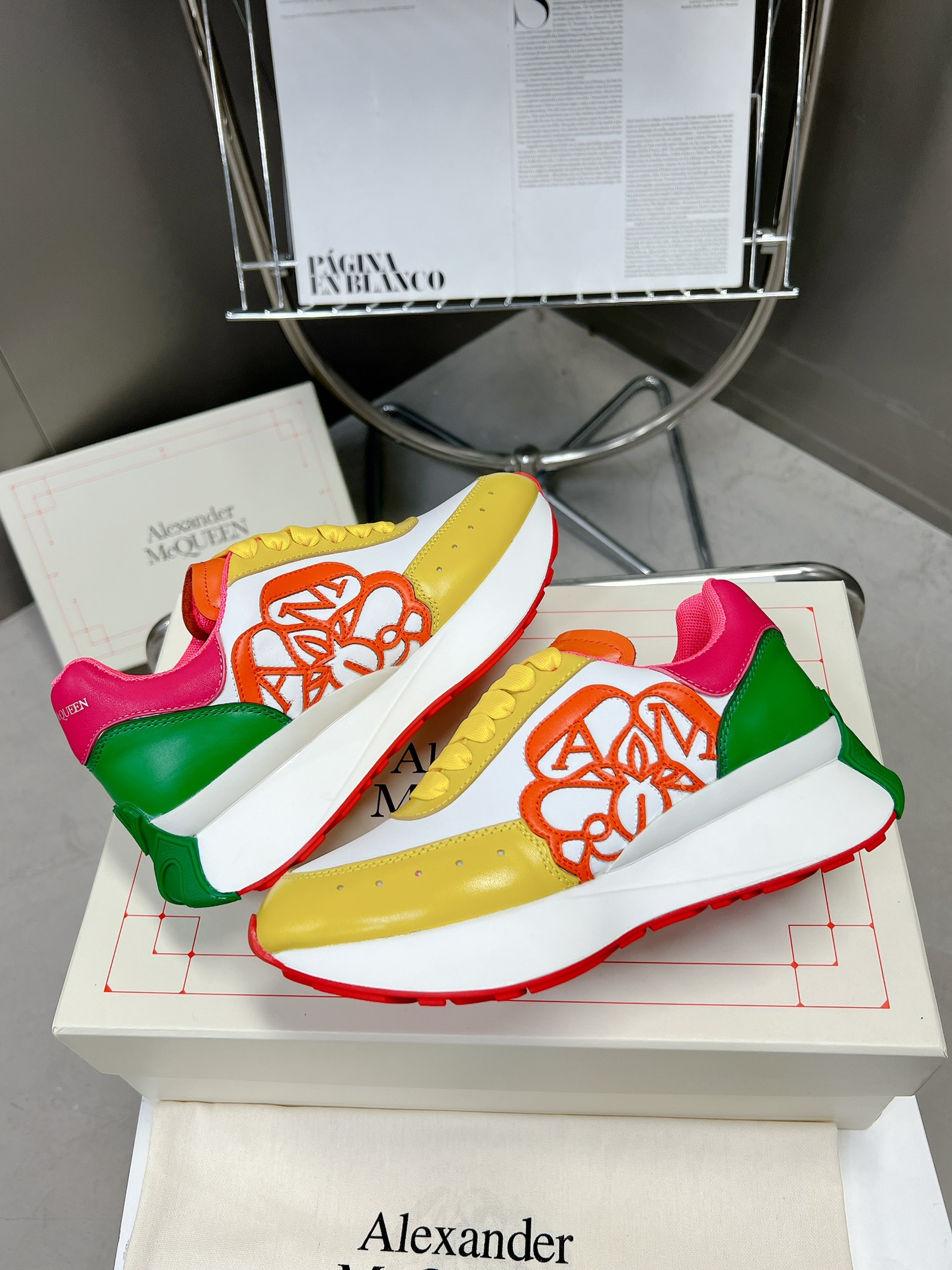 A-W The side of the new color matching shoes is decorated with the stylish personality letter seal Logo combined with carved logo, with sheepskin and cowhide padding inside.