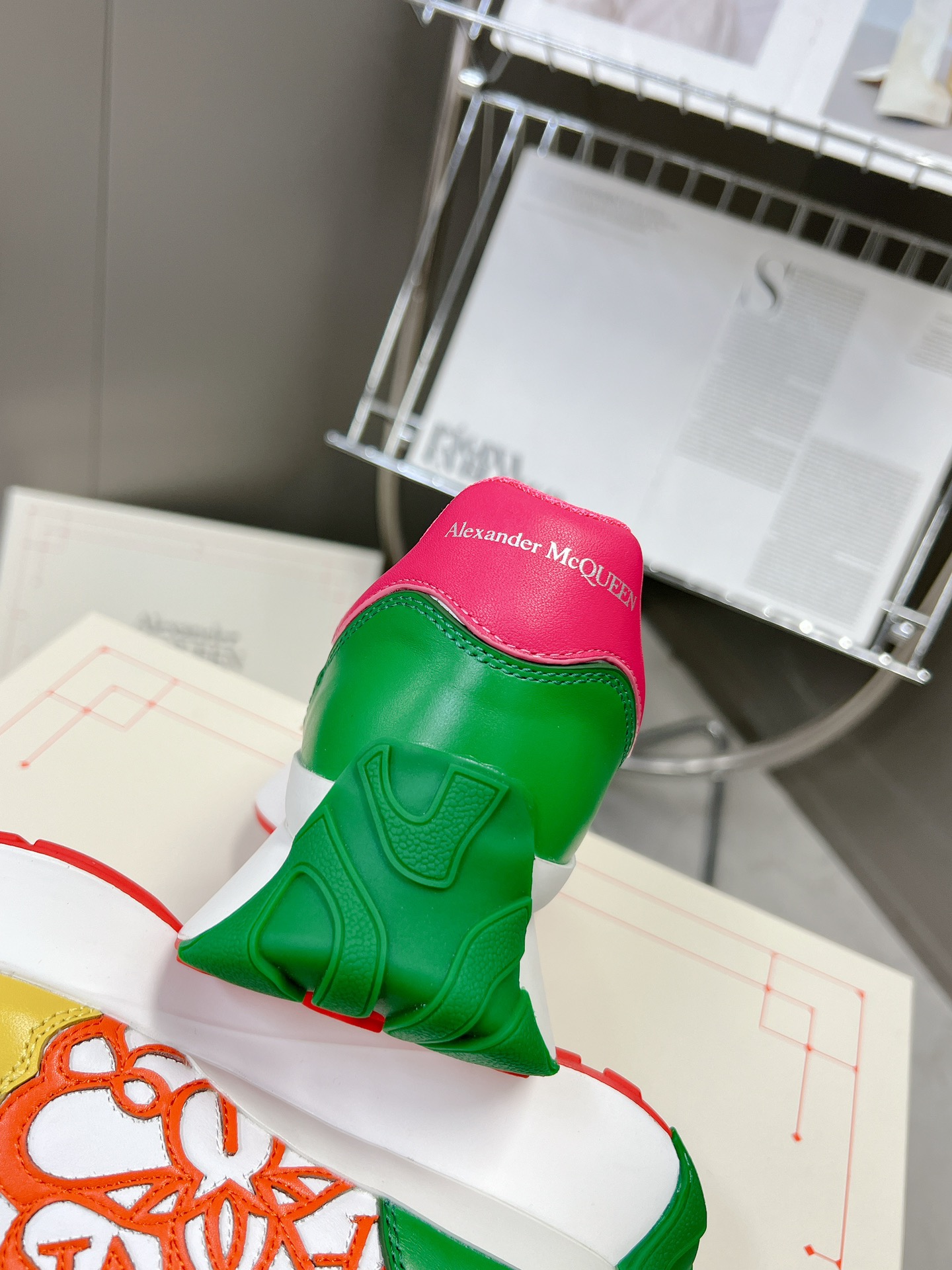 A-W The side of the new color matching shoes is decorated with the stylish personality letter seal Logo combined with carved logo, with sheepskin and cowhide padding inside.