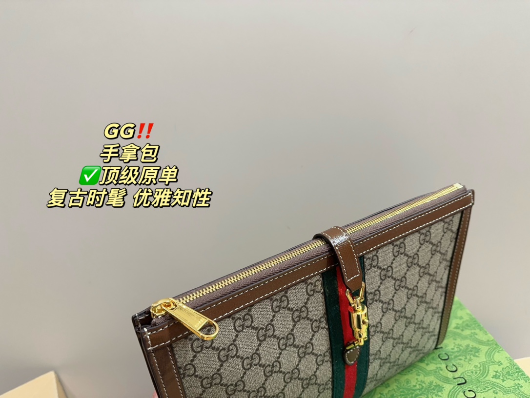 G-G Classic Presbyopia and Red and Green Ribbon It can be slung on one shoulder or slung sideways.