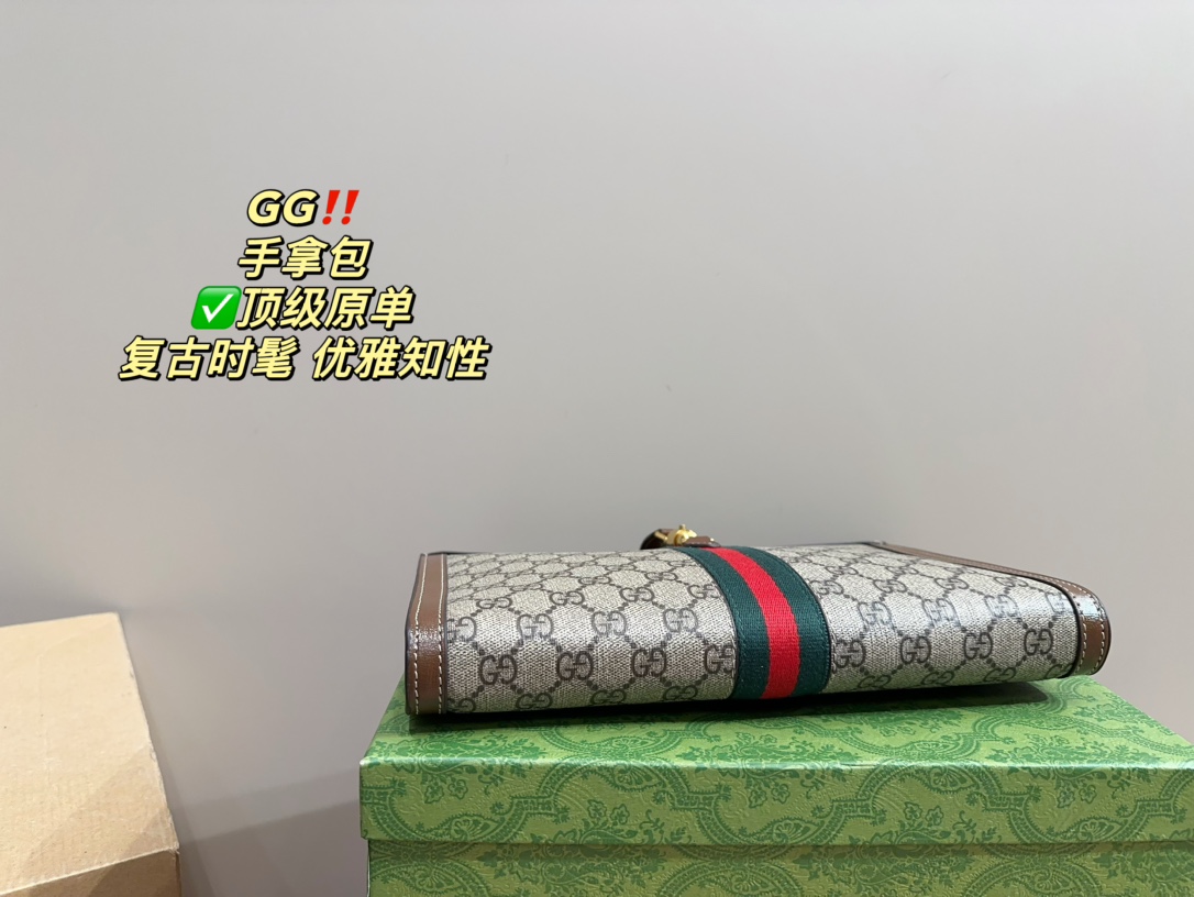 G-G Classic Presbyopia and Red and Green Ribbon It can be slung on one shoulder or slung sideways.