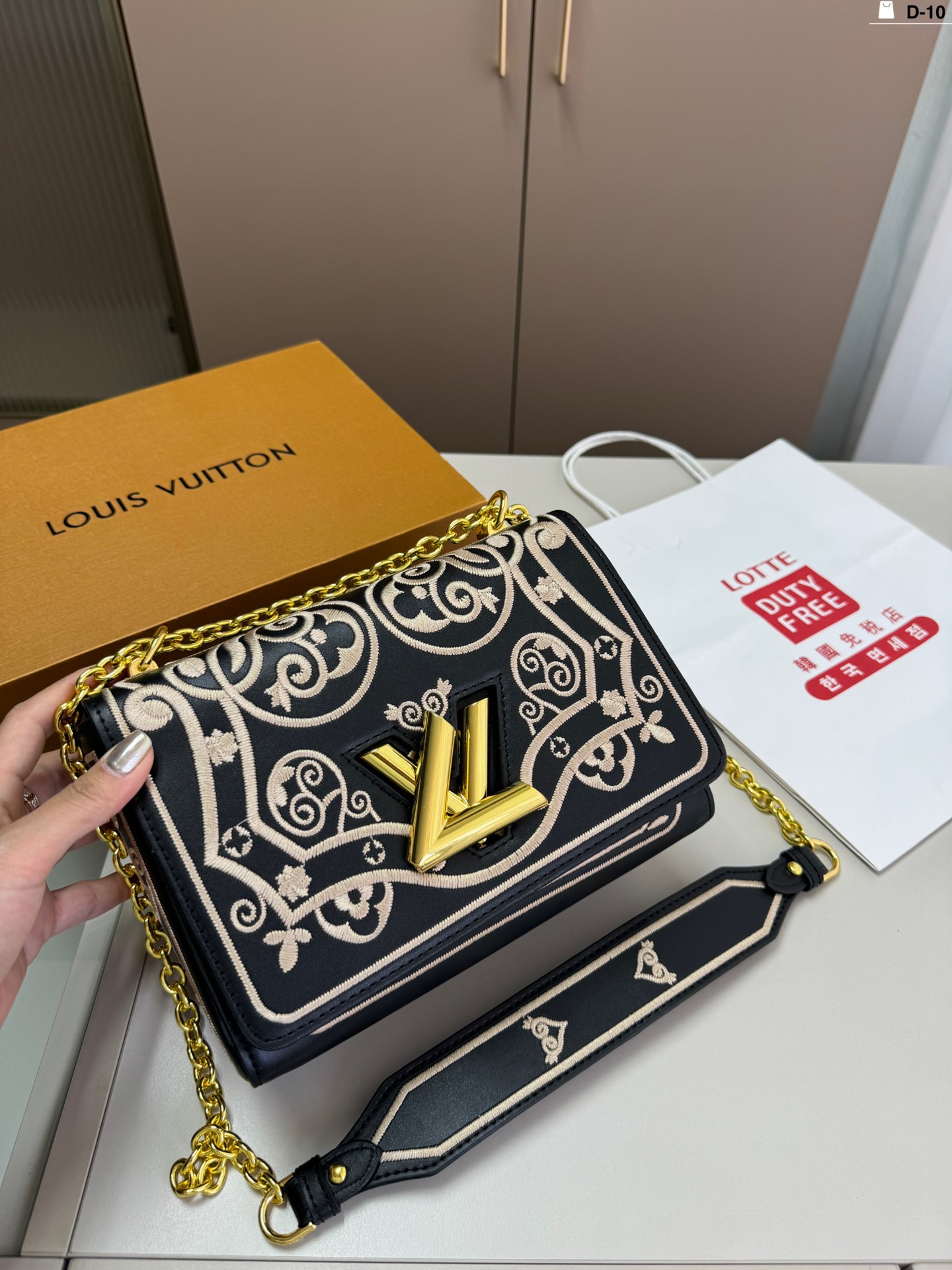 L-V Chain bag water ripple baguette bag