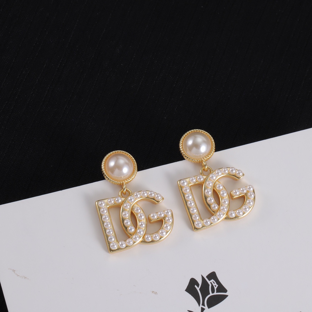 D-G stud earrings