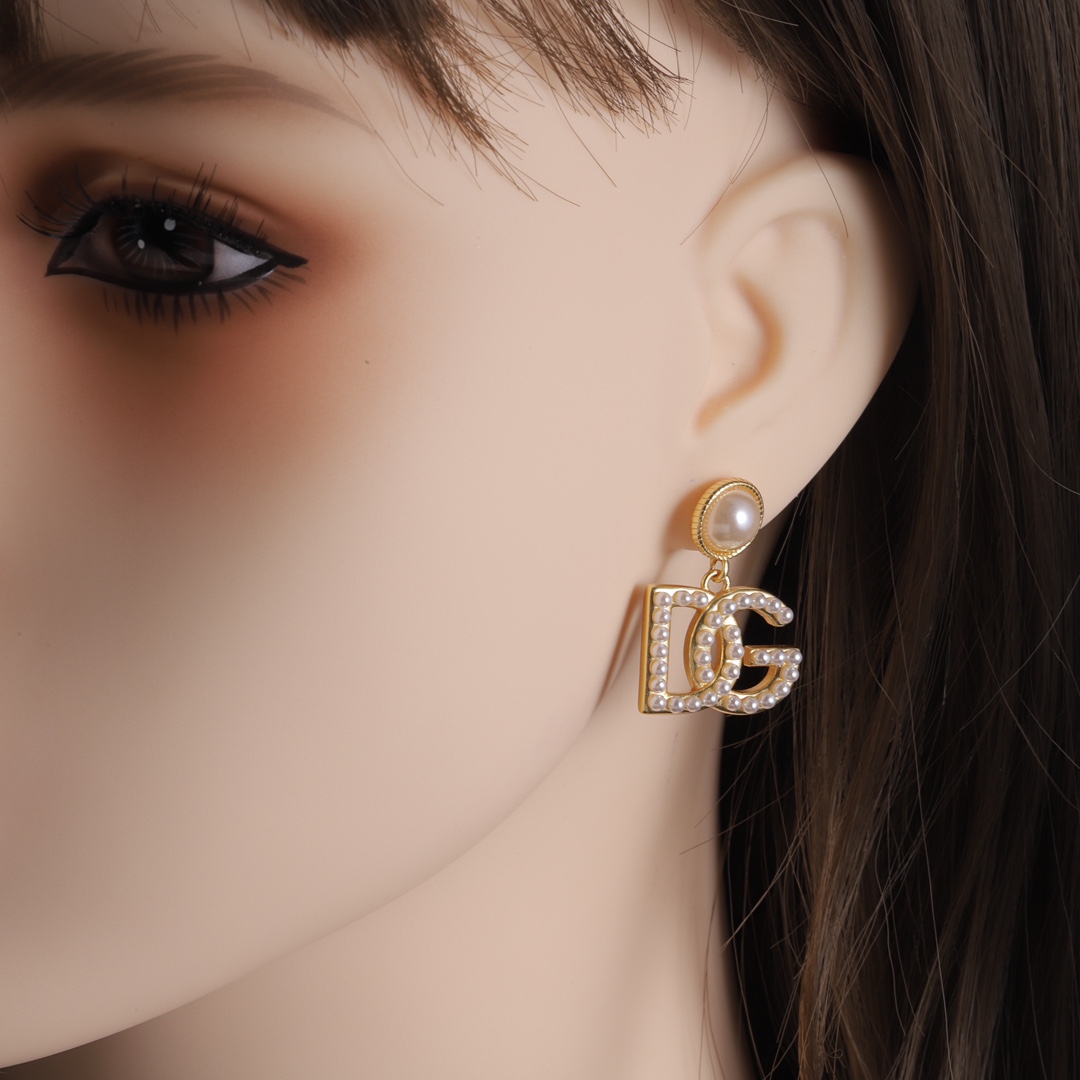 D-G stud earrings