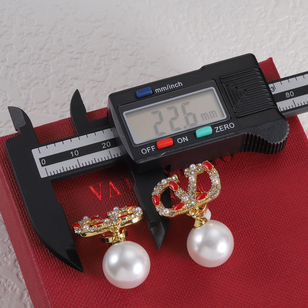 V-NO stud earrings