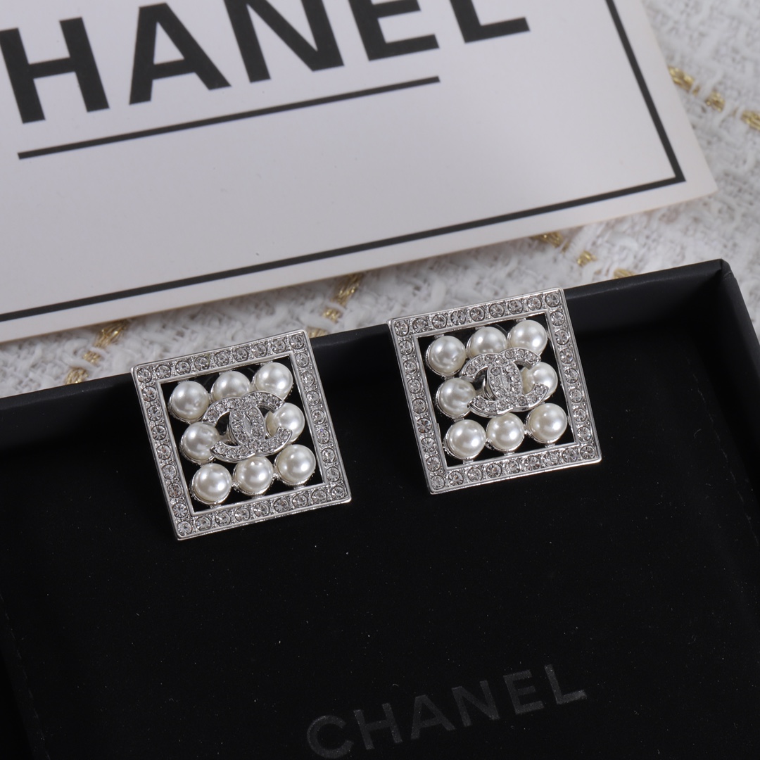 C-L stud earrings