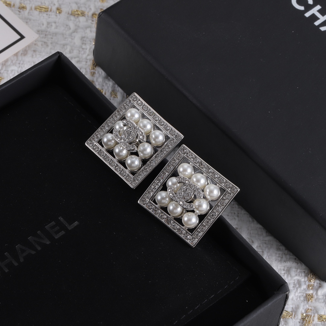 C-L stud earrings