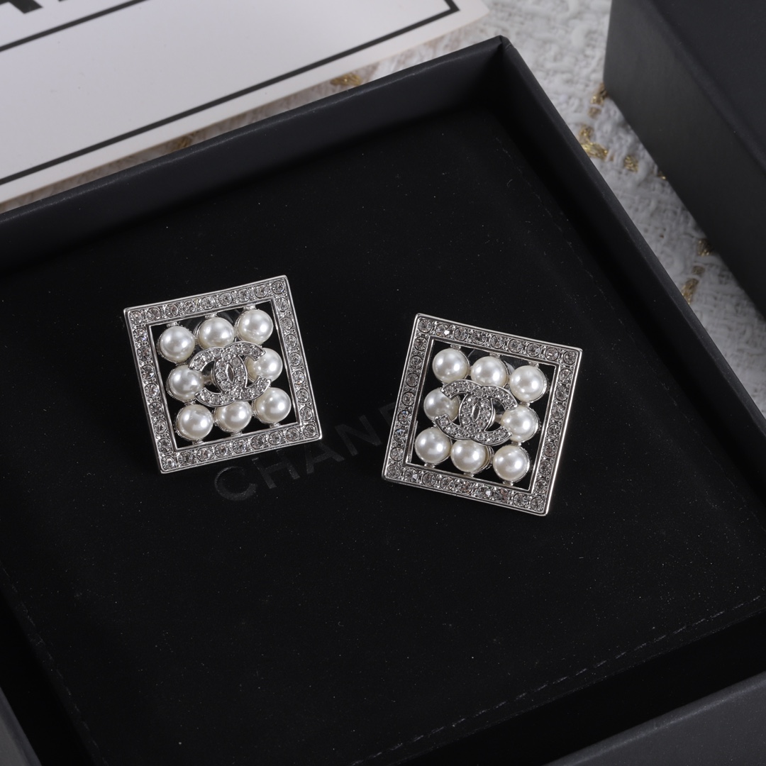 C-L stud earrings