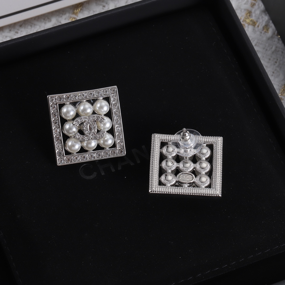 C-L stud earrings