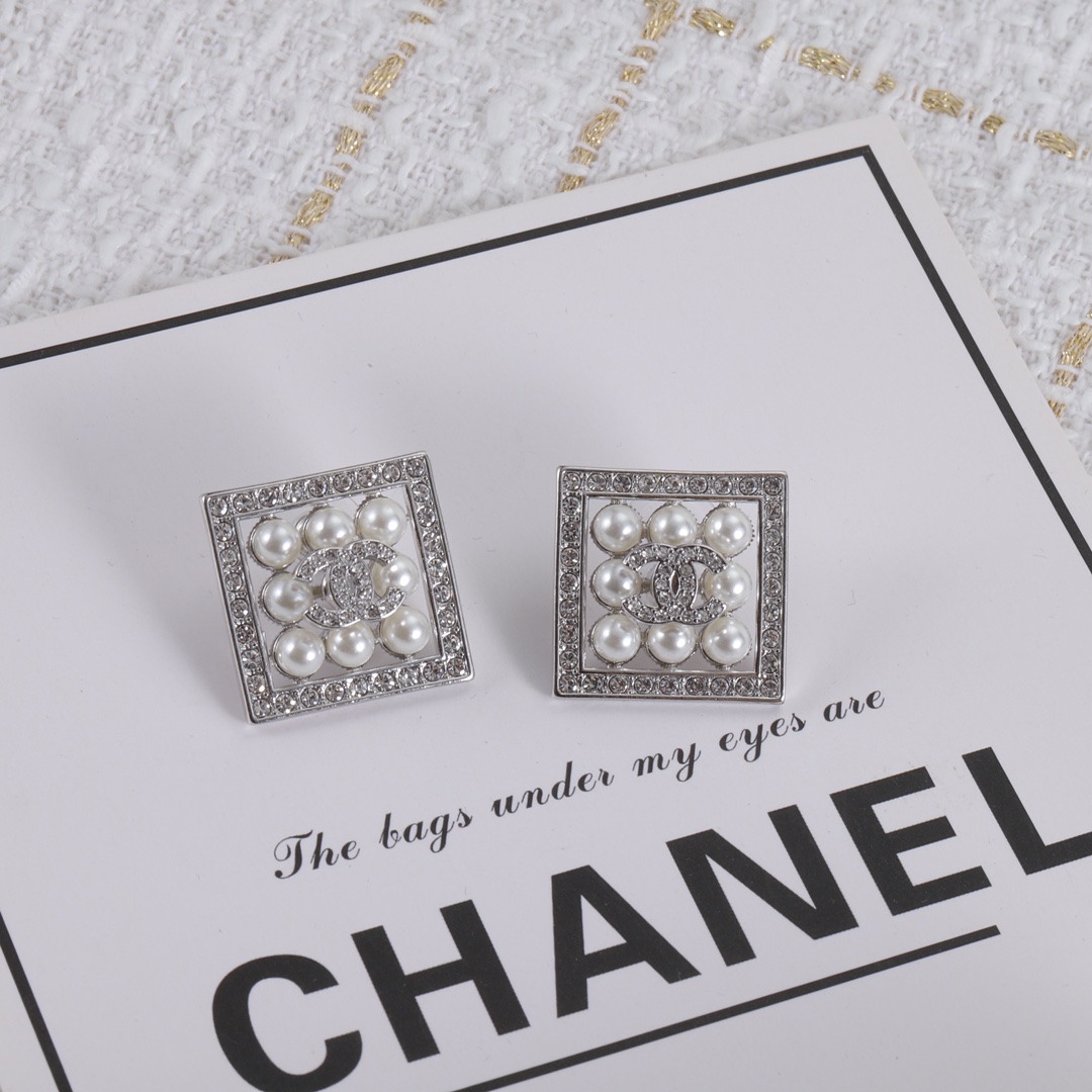 C-L stud earrings