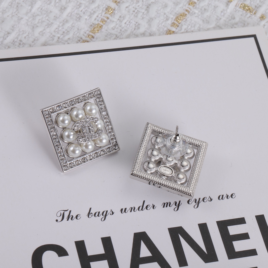 C-L stud earrings