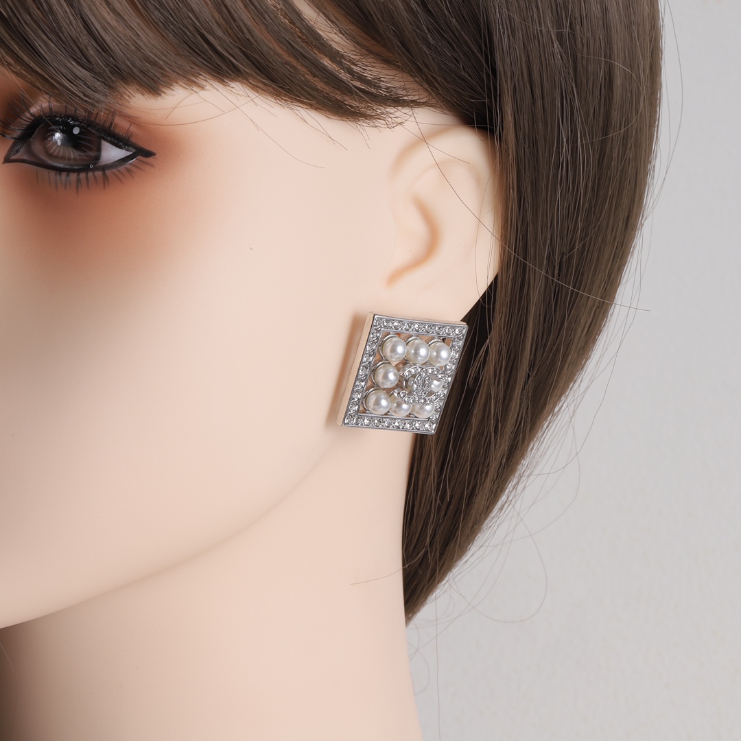 C-L stud earrings